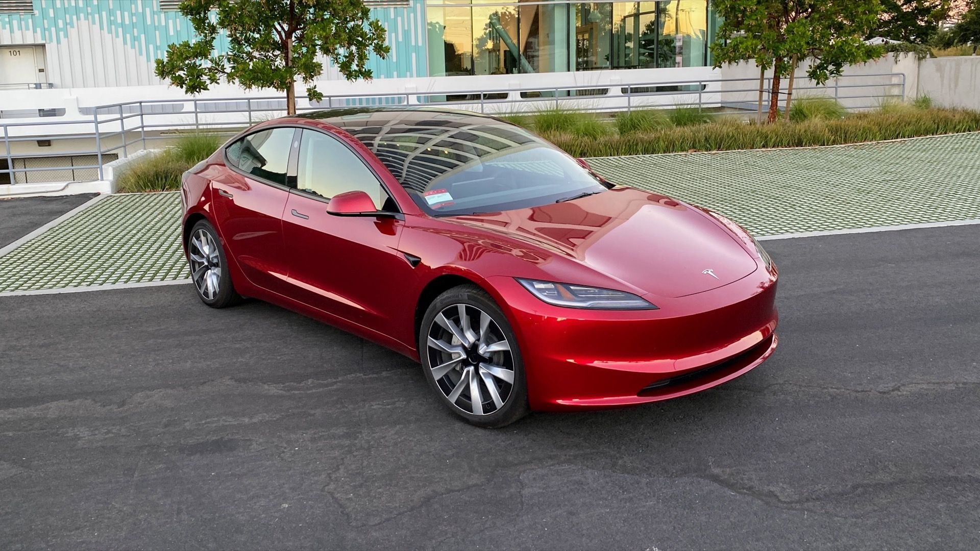 2024-tesla-model-3_100940488.webp